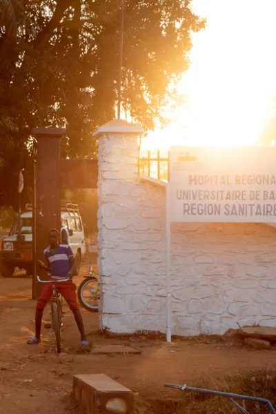 En man passerar ingången till det regionala sjukhuset i Bambari, Centralafrikanska republiken
