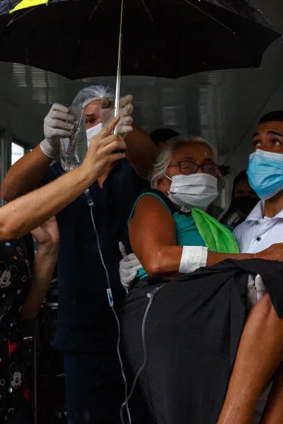 En covidpatient i Amazonasregionen, Brasilien, blir buren till ambulansen.