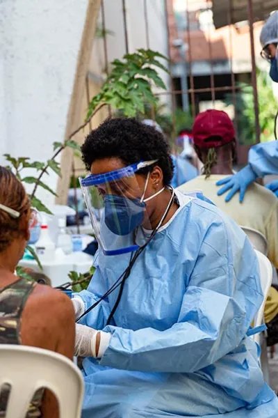 Medicinsk personal undersöker en kvinna i Vaz Lobo, Rio de Janeiro, Brasilien.