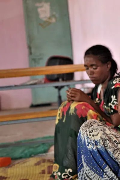 Wagiha sitter med sina barn i en skola i staden Abi Adi, centrala Tigray, Etiopien.⁣