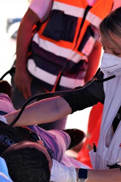 Läkaren Natalie Thurtle, medicinsk koordinator för Läkare Utan Gränser, ser efter en man som ligger på en bår efter sammandrabbningar i Jerusalem.