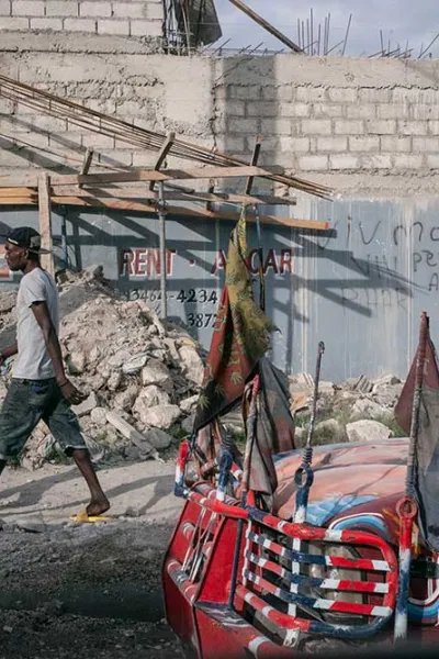 Två män går på en gata i Haitis huvudstad Port-au-Prince.
