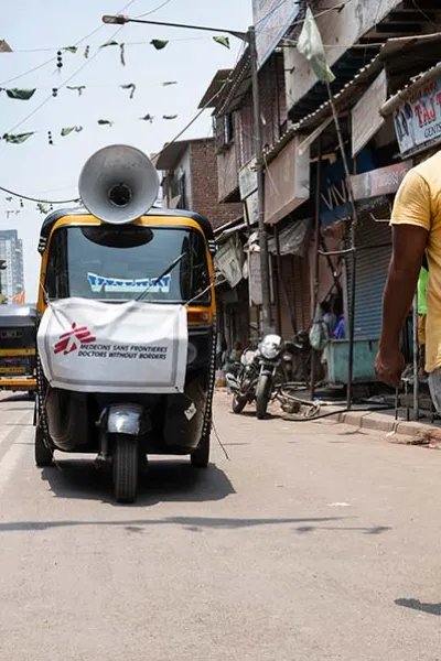 Läkare Utan Gränsers team sprider hälsoinformation kring covid-19 från en tuk-tuk i Mumbai, Indien.