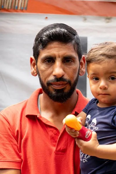 Jaber Alsoudy från Syrien bor med sin fru och son i ett läger på Samos sedan november 2019. 
