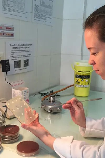 På Läkare Utan Gränsers sjukhus i Aden i Jemen finns ett laboratorium där bakterier analyseras för att avgöra vilken typ av antibiotika som är mest effektiv.