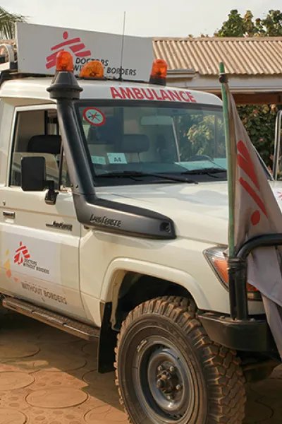 En ambulans från Läkare Utan Gränser utanför sjukhuset i Mamfe, Kamerun