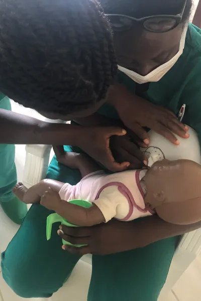 Personal på Läkare Utan Gränsers sjukhus i Kenema, Sierra Leone, utbildas inom amning.