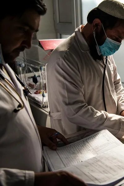 Läkarna Daud och Asadullah Mal undersöker en patient på intensivvårdsavdelningen på Boost sjukhus i Lashkar Gah, Afghanistan.