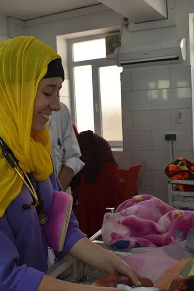 Sjuksköterskan Kimberly Morris tittar till en nyfödd bebis på mödravårdssjukhuset i Khost, Afghanistan. 