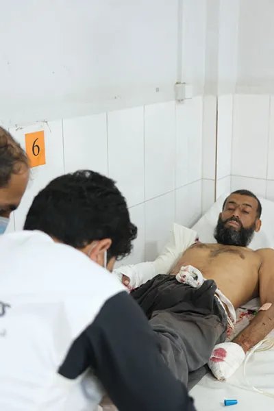 Mahmood sköts när han och hans familj flydde från Lashkar Gah. Nu får han vård av Läkare Utan Gränser på Boostsjukhuset.