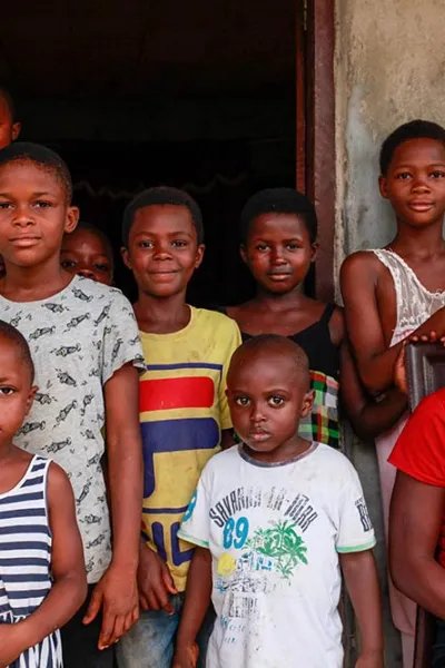 Tanyi Serah i Kamerun tar hand om 24 barn.
