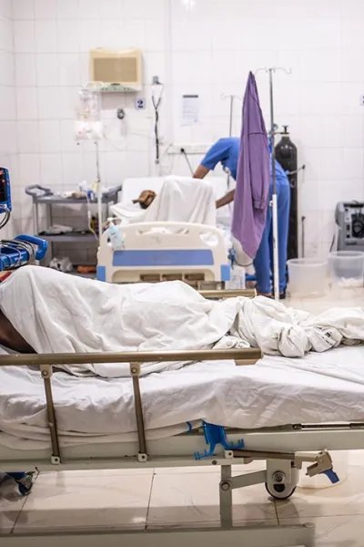 Ett barn ligger med ryggen mot kameran i en sjukhussäng på Aden sjukhus i Jemen.