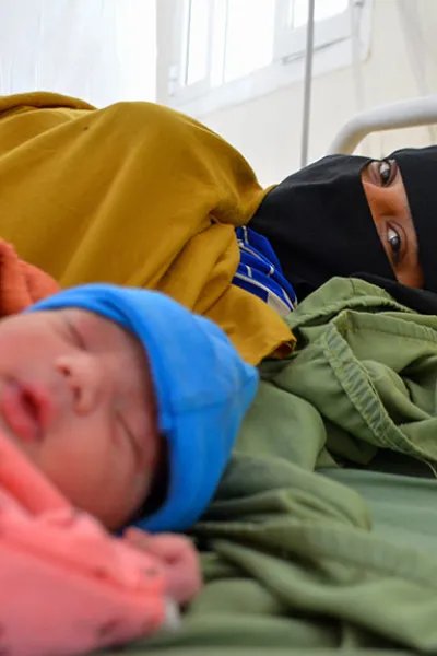 Zaima Hussain ligger i sängen med sin nyfödda Aiesha på sjukhuset i al-Qanawis, Jemen.