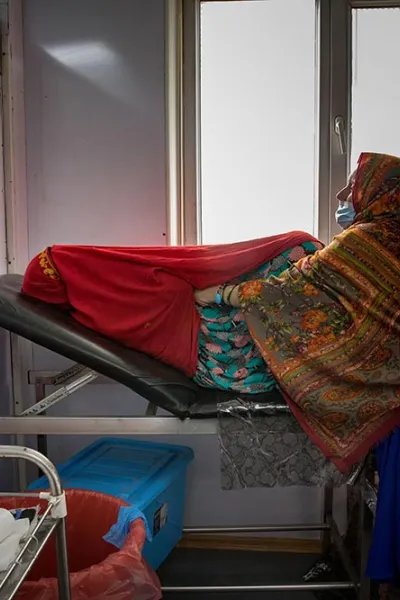En gravid kvinna undersöks på Khost sjukhus i Afghanistan.