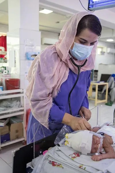 En barnläkare undersöker en nyfödd bebis på neonantalavdelningen på Khost sjukhus i Afghanistan.