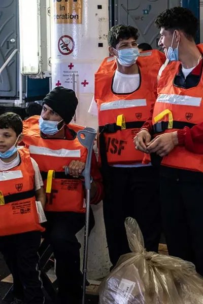 Moustafa, tillsammans med sina tre söner, ombord på Läkare Utan Gränsers räddningsfartyg Geo Barents.