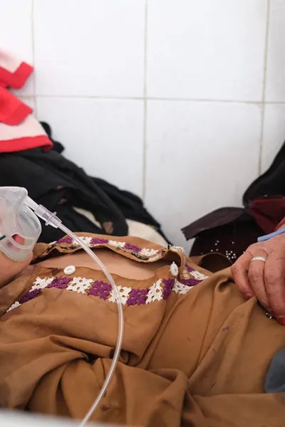 En pojke som har mässling får syrgas och ligger på en säng på Boost sjukhus, Afghanistan.