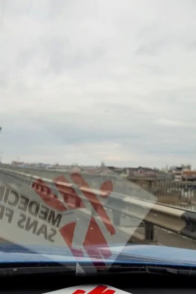 En bild från Läkare Utan Gränser kör över en bro i Odessa, Ukraina.