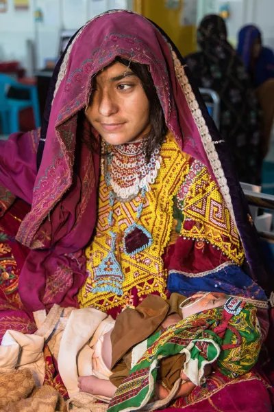 Ahmad, som är en och en halv månad gammal, är undernärd. Han ligger si sin mamma Bibi Hajiras knä på Boost sjukhus, Afghanistan.