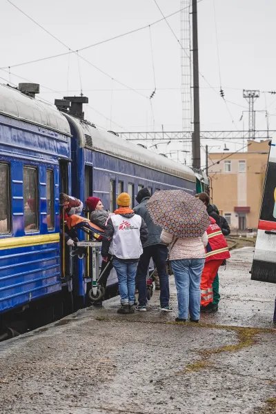 En patient som ligger på en bår förs över från ett tåg till en ambulans i Lviv, Ukraina. 