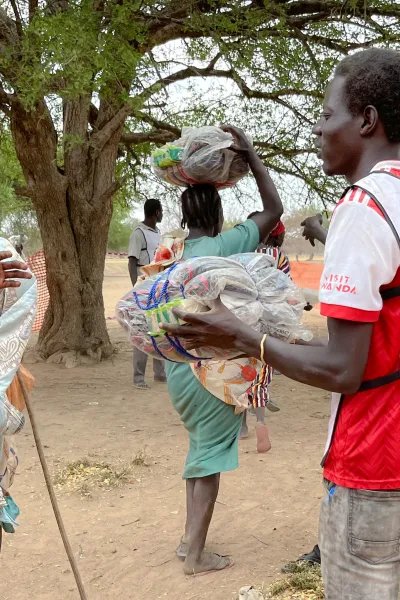 En medarbetare från Läkare Utan Gränser delar ut filtar i lägret Nyin Deng Ayuel, i Twic County, Sydsudan.