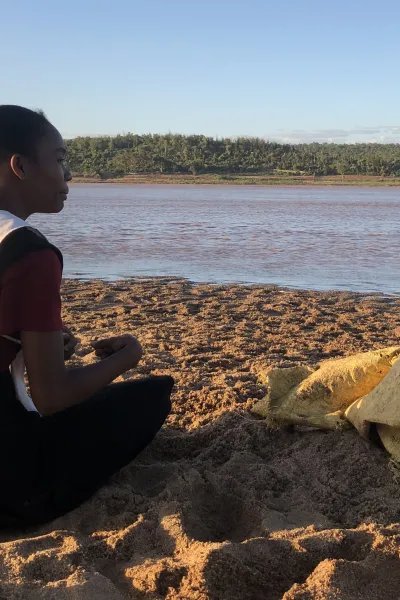 En medarbetare från Läkare Utan Gränser samtalar med Claudine vid floden Mandraré i Madagaskar.