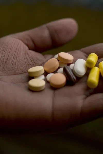 En patient med multiresistent tuberkulos visar upp sin dagliga dos mediciner.