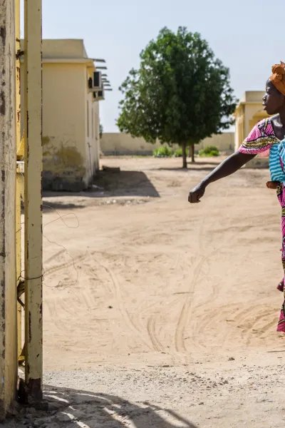 Bria, vars son vårdas för undernäring på sjukhuset i N’Djamena, Tchad, går längs en väg.