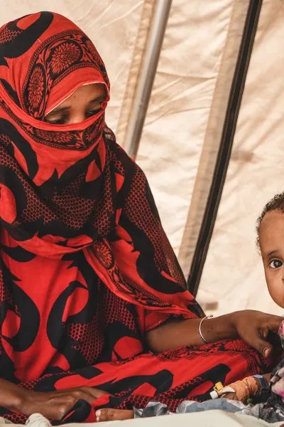 Rabia tillsammans med sin son Iftu, som vårdades in för akut undernäring på Duptisjukhuset i Afarregionen, Etiopien.