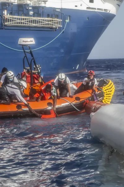Ett team från Läkare Utan Gränsers sök- och räddningsinsats Geo Barents drar upp en man från havet i en gummibåt.