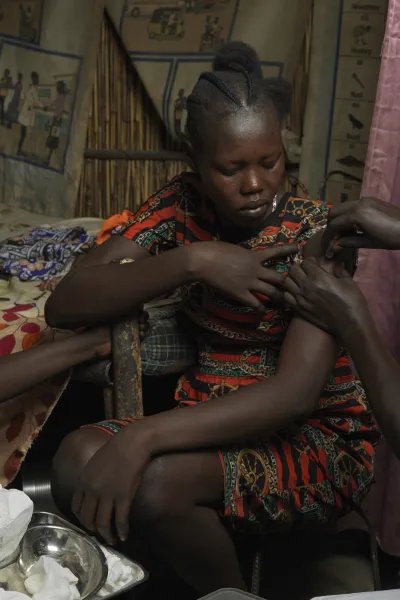 En ung gravid kvinnar får vaccin mot hepatit E i ett flyktingläger i Sydsudan.
