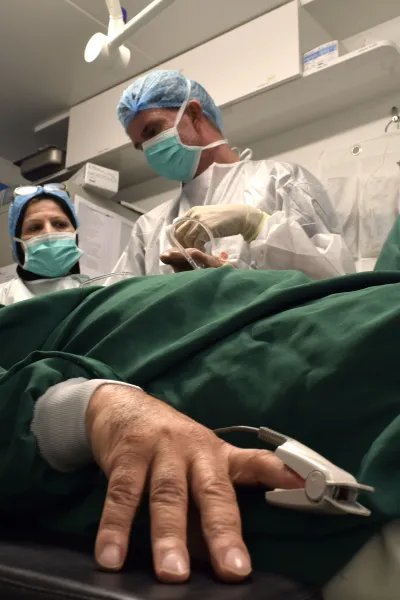 En man ska opereras på vår vårdinrättning i östra Mosul, Irak. En biopsi visade att han hade utvecklat en multiresistent infektion efter sin förra operation. 