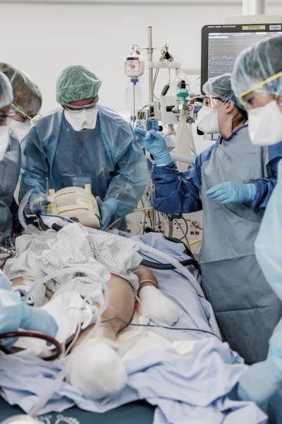 Personalen vänder en patient med covid-19 på ett sjukhus i Geneve, Schweiz, för att underlätta andningen.