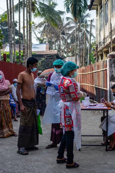 Patienter väntar på Läkare Utan Gränsers klinik i staden Sittwe, Myanmar
