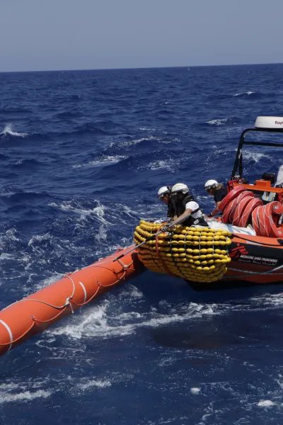 En gummibåt på Medelhavet med ett räddningsteam från Läkare Utan Gränser