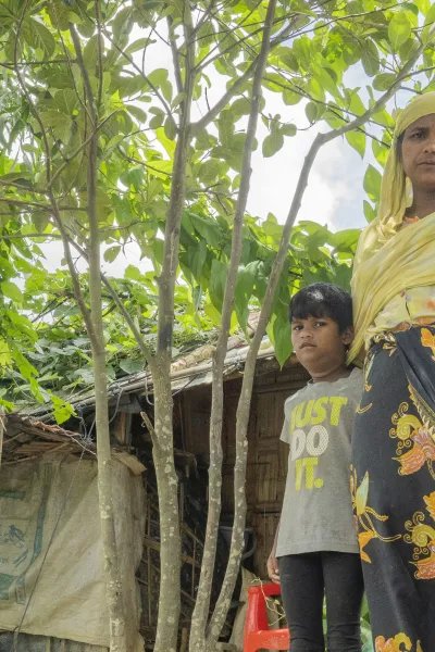 Tayeba Begum, tillsammans med delar av sin familj i flyktinglägret Cox's Bazar, Bangladesh.