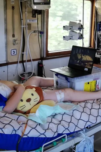 En skadad pojke ligger i en sjukhussäng på Läkare Utan Gränsers medicinska tåg i Ukraina