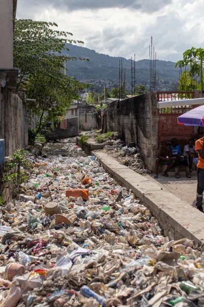 En kanal i Haiti har fyllts av sopor istället för vatten. 
