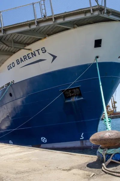 Läkare Utan Gränsers sök- och räddningsfartyg Geo Barents ligger i en hamn.