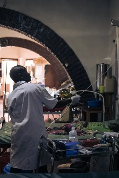 Sjuksköterskor vårdar en patient på intensivvårdsavdelningen.