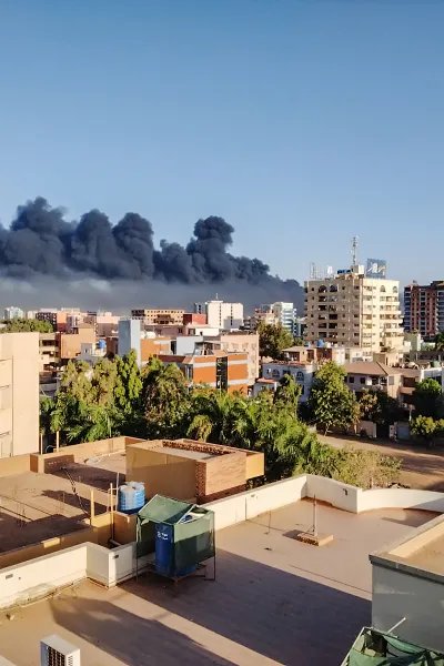 Rök väler upp från en byggnad i Khartoum, Sudan.