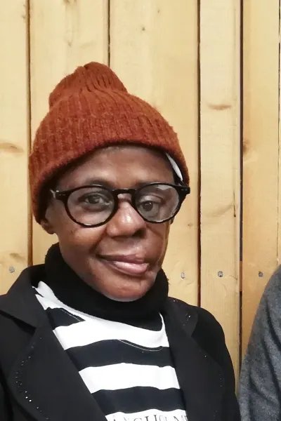 Deltarna i podden. Från vänster: Hiwot Melak, läkare, Mia Hejdenberg, medicinsk humanitär rådgivare, nomaöverlevaren Mulikat Okanlawon och Catinka Agneskog, programledare.