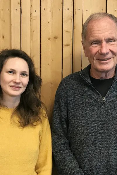 Tove Tikkanen, programledare och Mats Blennow, gäst, tittar in i kameran.