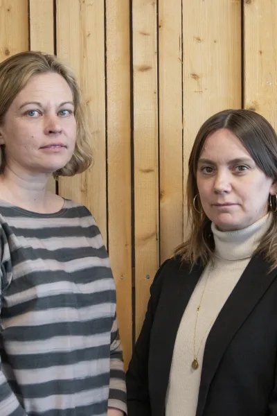 Hanna Majanen, gäst, och Catinka Agneskog, programledare, står bredvid varandra och tittar in i kameran.
