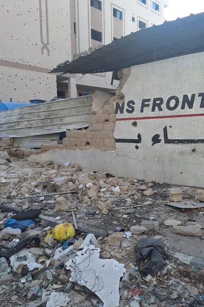 en sönderskjuten byggnad med texten medecins sans frontieres på fasaden