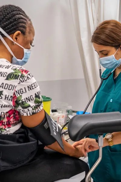 Sjuksköterska kontrollerar blodtrycket på en patient