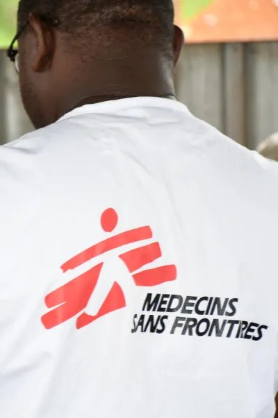 En man bakifrån med en MSF-väst