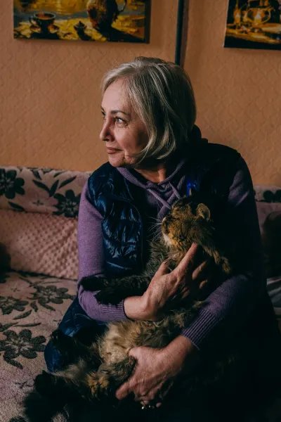 En kvinna med en katt i famnen.