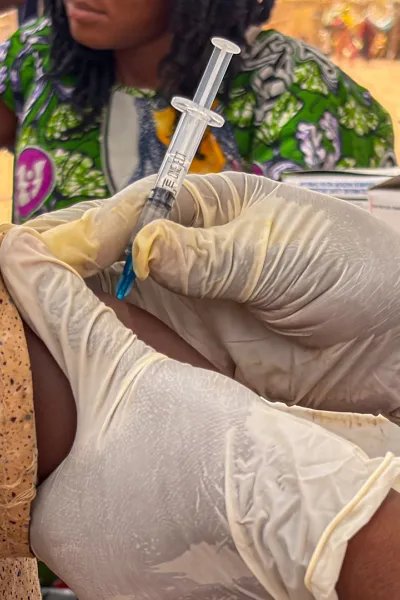 barn får spruta med vaccin