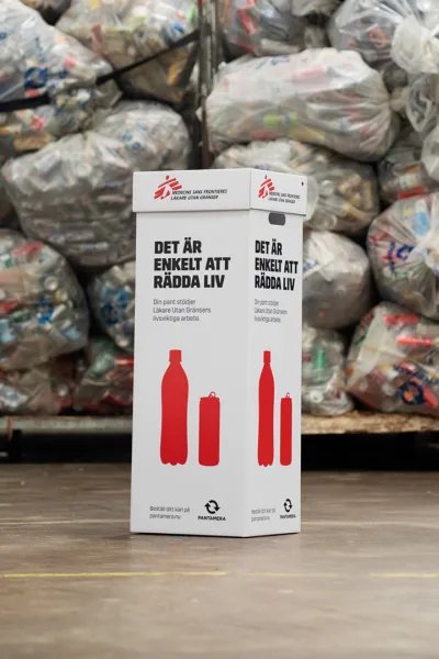 Pantkärl framför påsar med pantflaskor- och burkar